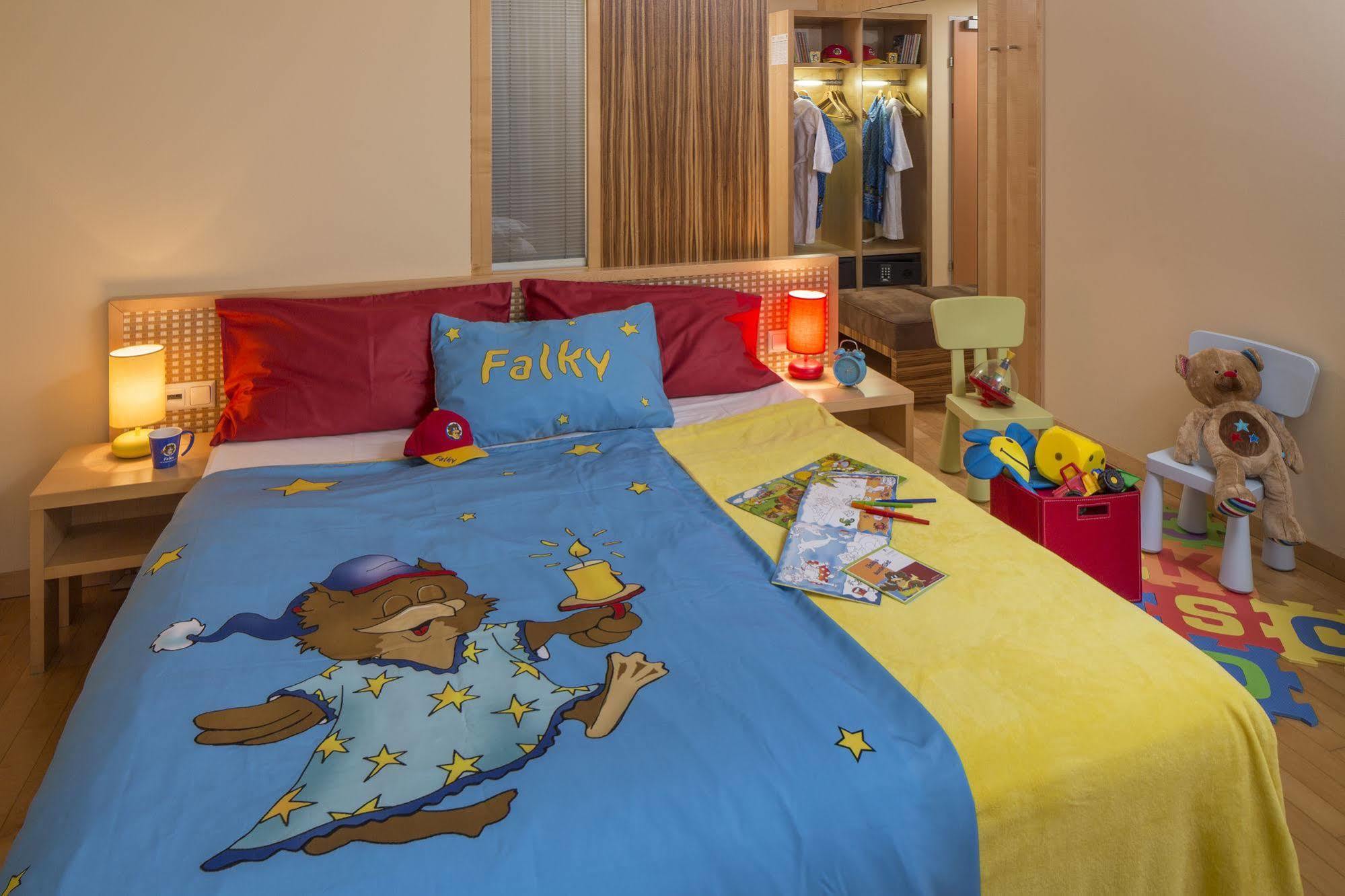 Max Brown 7th District, Part Of Sircle Collection 4* Wien